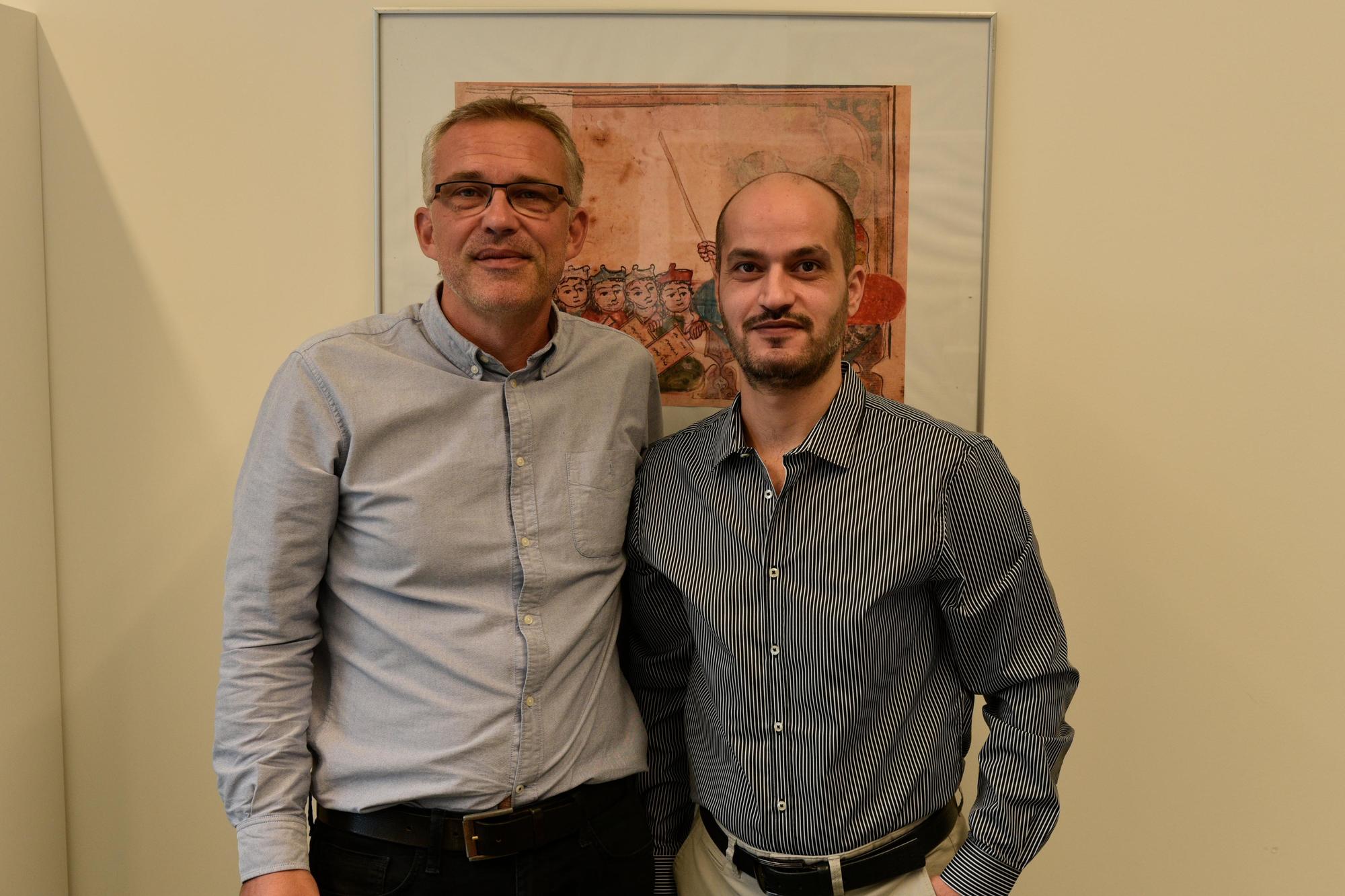 Durch die gemeinsame Arbeit zu Freunden geworden: Seit 2017 arbeiten die Historiker Said Aljoumani (r.) und Konrad Hirschler (l.) am Institut für Islamwissenschaft der Freien Universität zusammen.