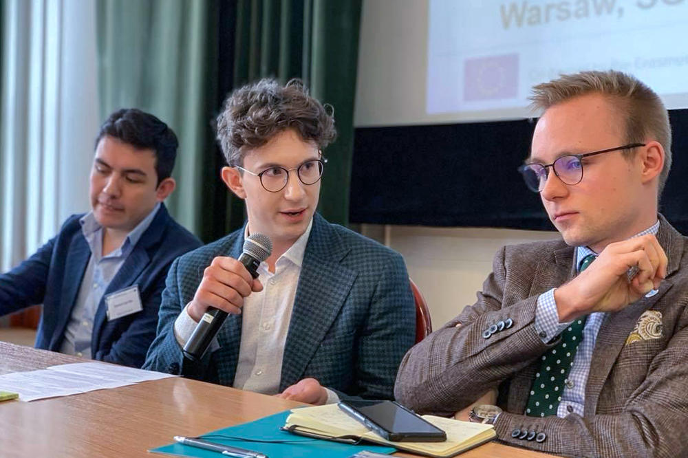Piotr Larysz (Mitte) im Gespräch mit einem Konferenzteilnehmer.