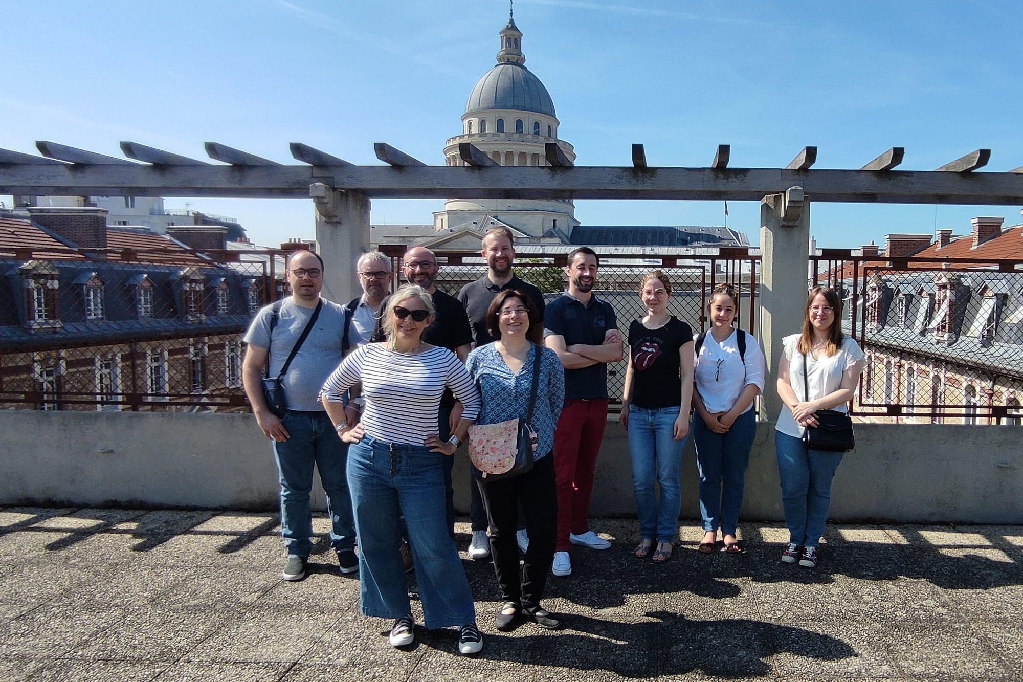 Arbeitender Tourist: Matheo Mareski-Iffländer (hinten, 4. v. l.), Bibliotheksangestellter an der Freien Universität, bei seinem Aufenthalt in Paris. Links neben ihm: sein Austauschpartner Denis Pasziere.