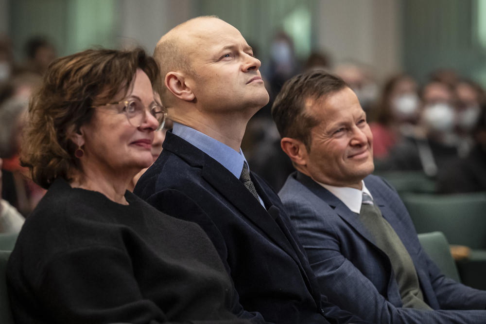 (v. l. n. r.) Prof. Dr. Petra Knaus, Vizepräsidentin der Freien Universität für Forschung, Prof. Dr. Tobias Kampfrath, Institut für Experimentalphysik, Freie Universität, und Prof. Dr. Ferenc Krausz, Direktor am Max-Planck-Institut für Quantenoptik.