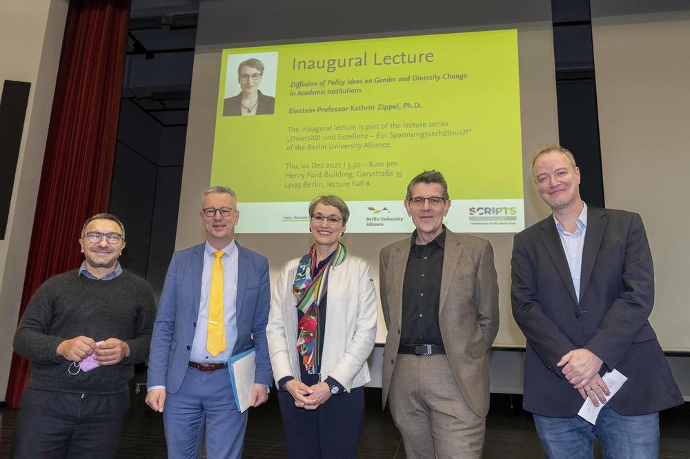 In der Mitte: Kathrin Zippel mit Robin Celikates (links), Günter M. Ziegler (2. v. links), Joachim Trebbe (2. v. rechts) und Christian von Scheve (rechts).
