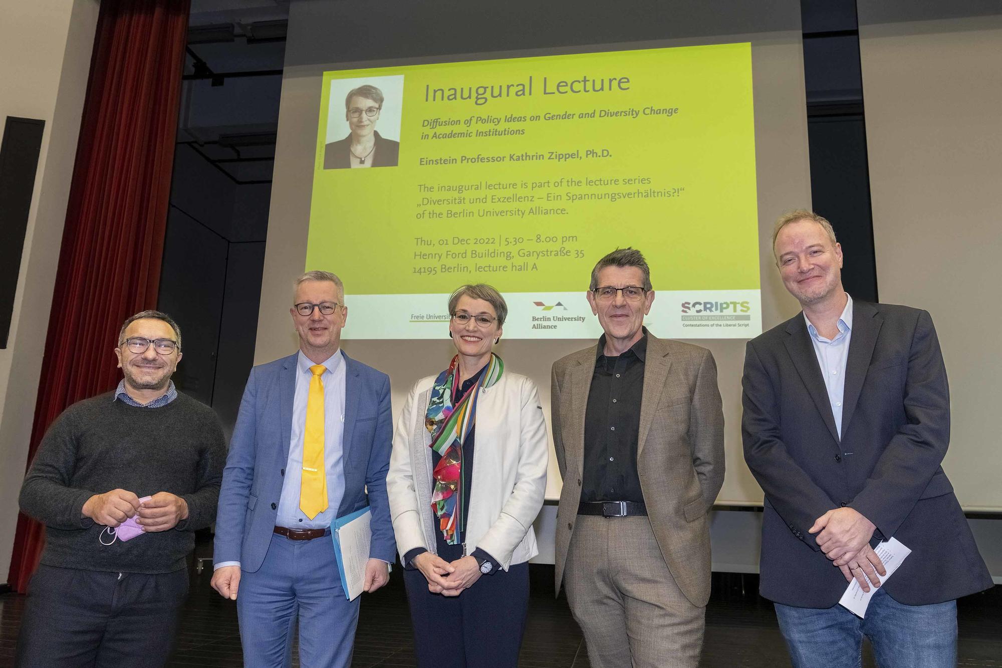 In der Mitte: Kathrin Zippel mit Robin Celikates (links), Günter M. Ziegler (2. v. links), Joachim Trebbe (2. v. rechts) und Christian von Scheve (rechts).