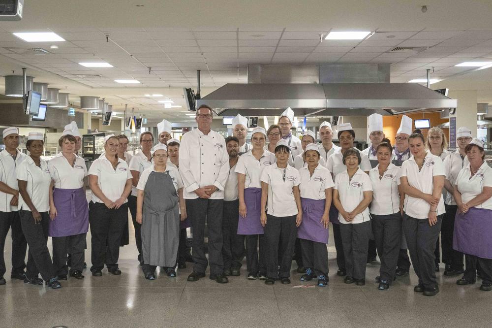 Der hochgewachsene Mensaleiter Thomas-Arne Jarocki (Bildmitte) und sein Team