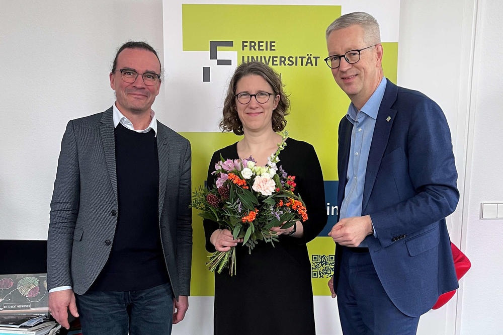 Universitätspräsident Günter M. Ziegler (r.) und Vizepräsident und Philosophieprofessor Georg Bertram gratulierten Barbara Vetter am 11. Dezember 2025 im Büro des Präsidenten. Die offizielle Leibniz-Preisverleihung findet am 18. März 2026 statt.