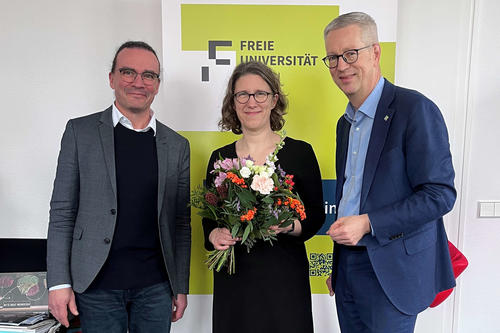 Universitätspräsident Günter M. Ziegler (r.) und Vizepräsident und Philosophieprofessor Georg Bertram gratulierten Barbara Vetter am 11. Dezember 2025 im Büro des Präsidenten. Die offizielle Leibniz-Preisverleihung findet am 18. März 2026 statt.