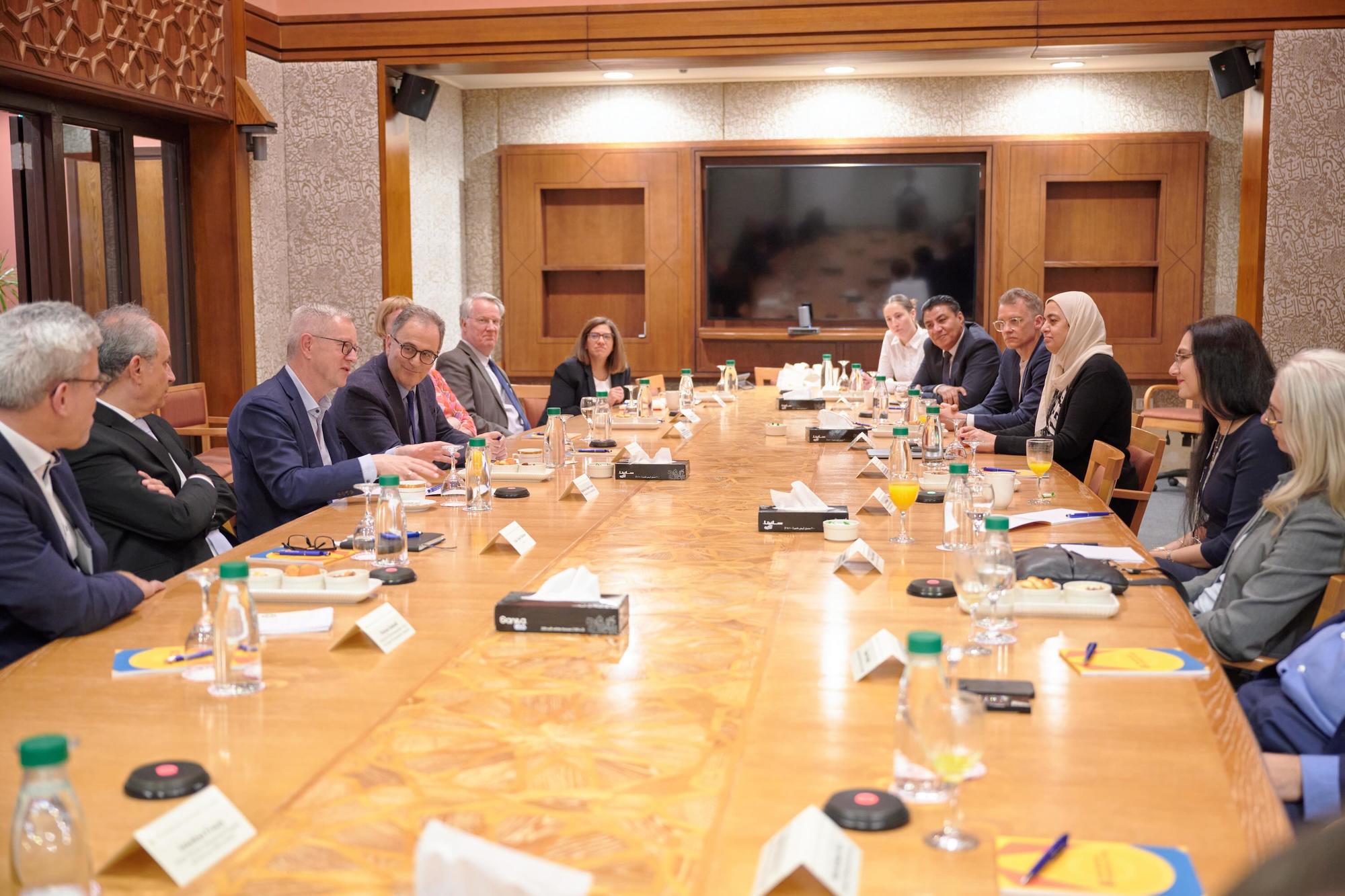 Zu Gast an der American University in Cairo: Uni-Präsident Ahmed Dallal (vierter von links) empfängt die FU-Delegation