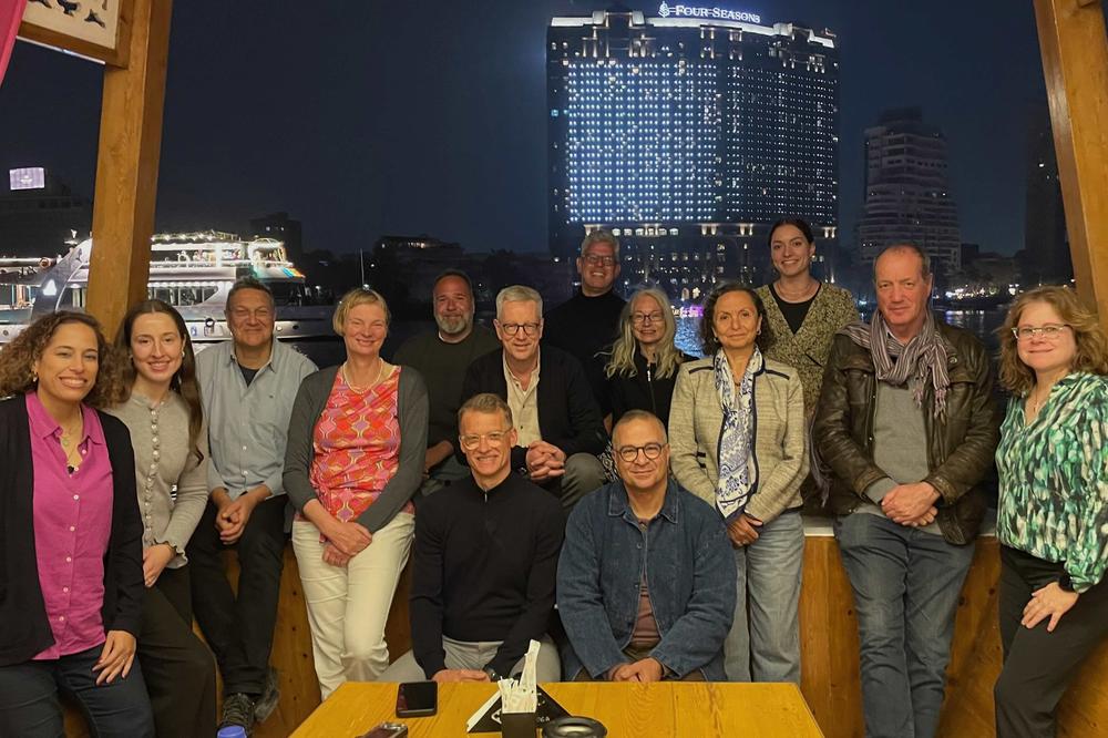 Bootsfahrt auf dem Nil: die FU-Delegation mit Beatrice Gründler, Cilja Harders, Christian Ludwig, Maria Kristina Parr, Florian Zemmin, Florian Kohstall und Hoda El Mahgoub – sowie Dietrich Raue, Direktor des DAI Kairo, und Partner*innen vor Ort