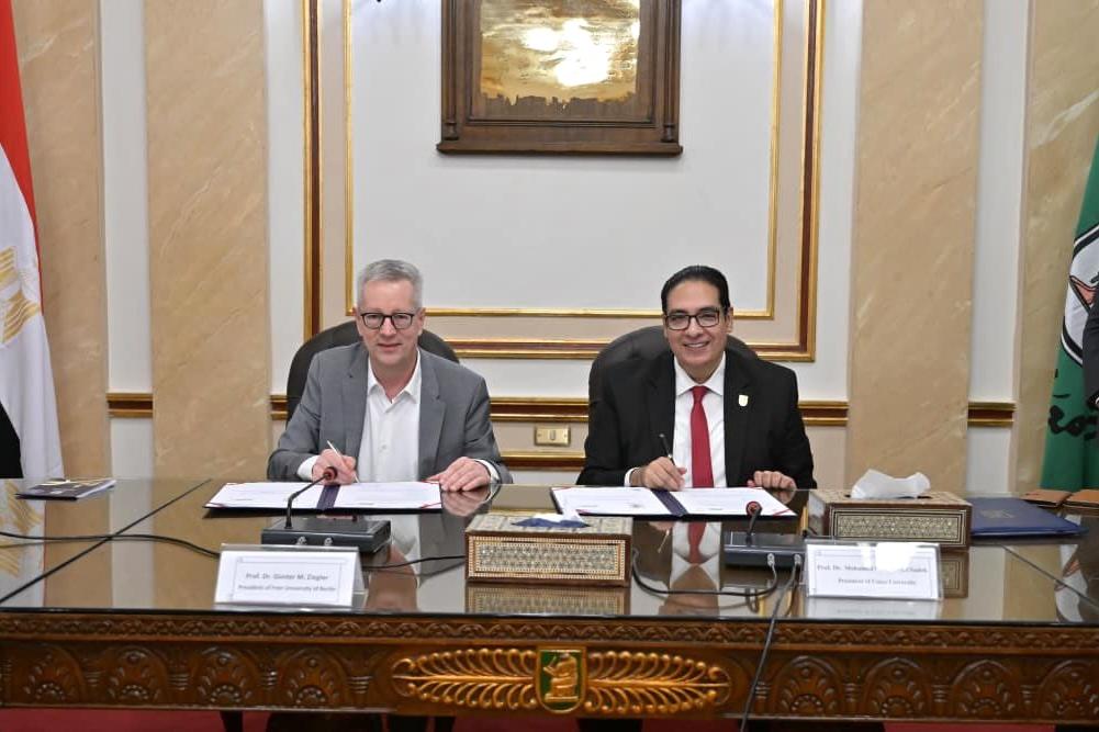 Professor Ziegler und Seine Exzellenz Professor Samy Abdel Sadek unterzeichnen das neue Memorandum of Understanding zwischen der Freien Universität und der Cairo University