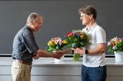 Blumen fürs Lebenswerk überreichte Daniel Schubert, Professor für Epigenetik der Pflanzen und Dekan des Fachbereichs.