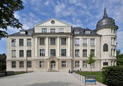 For more than two decades beginning in 1912, Otto Hahn and Lise Meitner did research in the building on Thielallee 63. Today the Hahn-Meitner Building houses parts of the Institute of Chemistry and Biochemistry.