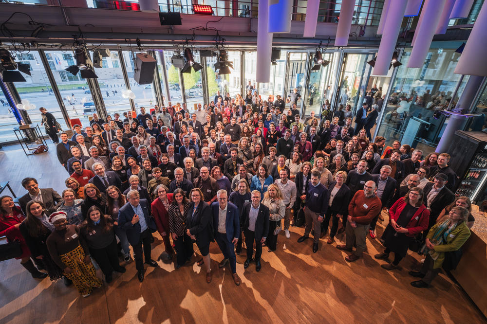 Members of the Berlin University Alliance celebrated the continued funding of the Excellence Consortium along with the extended academic community.