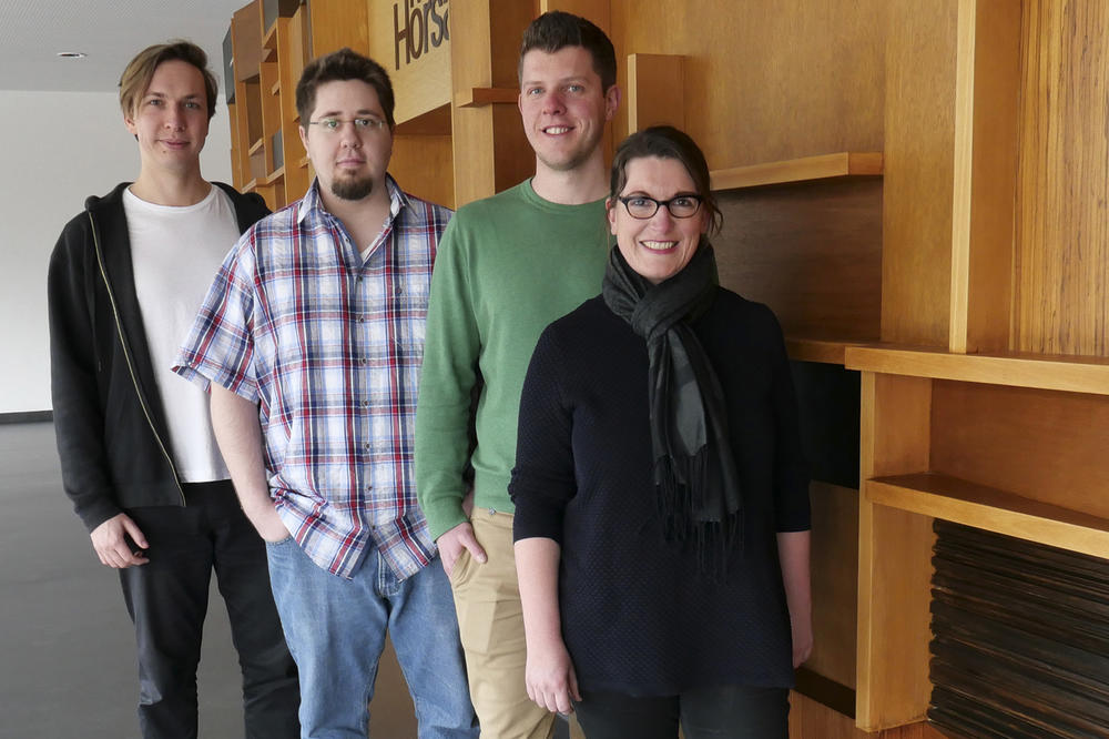 Oliver Etzold, Simon Rackow, Daniel Stöbener, and Professor Marie Weinhart (from left to right) are working on a thermoresponsive coating for Petri dishes.