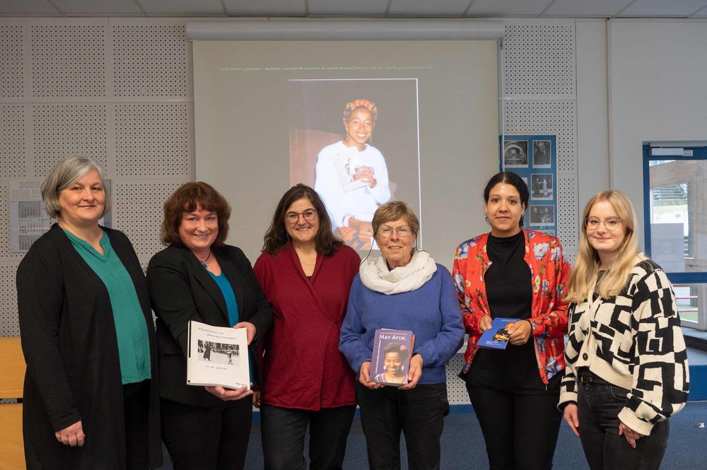 Transfer of Ayim’s thesis to University Archives (from left): Matthia Rischke, Susanne Hammer (Principal, Vice Principal, Speech Therapy School); Birgit Rehse, head, University Archives; Prof. Dagmar Schultz; Riccarda J. Schneider; Franziska Schülke