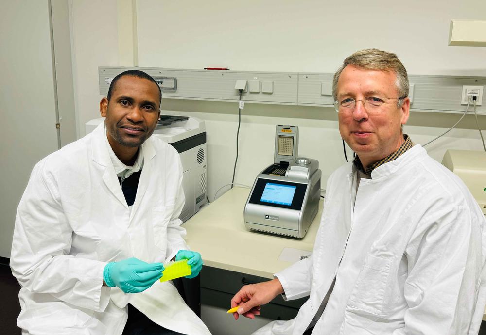 Partners in research: Veterinarian Dr. Khalid Mohammedsalih (l.) and Prof. Dr. Georg von Samson-Himmelstjerna