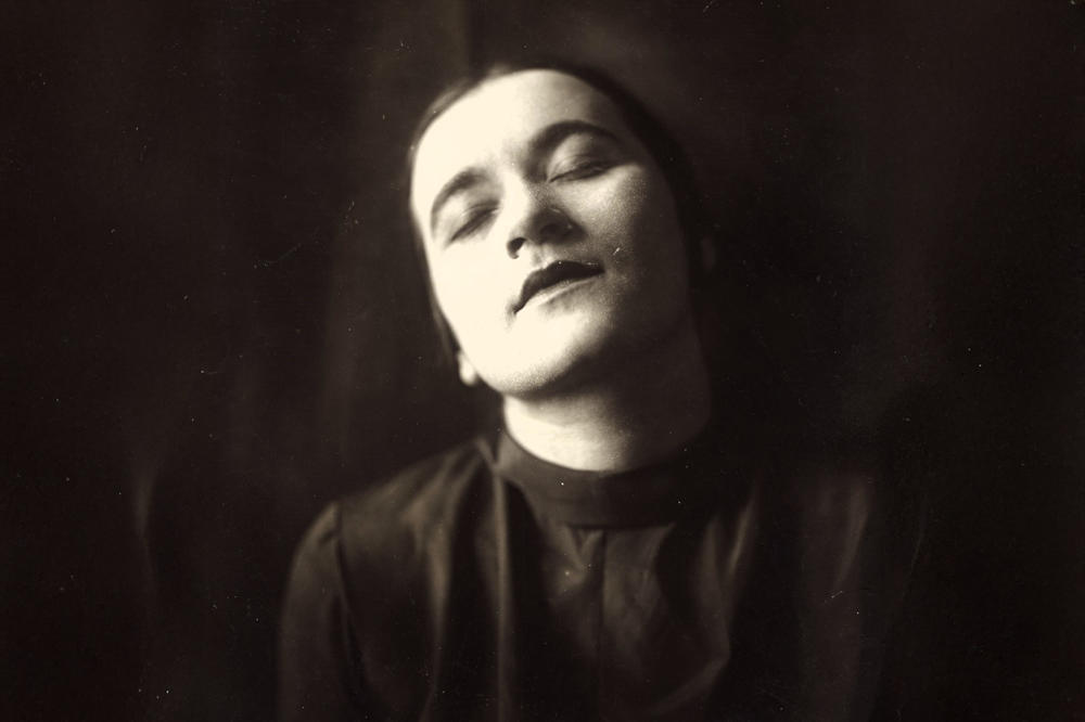 Using her own unique style, Valeska Gert portrayed marginal characters and existential themes on stage, for example, in a dance entitled “Death.”
