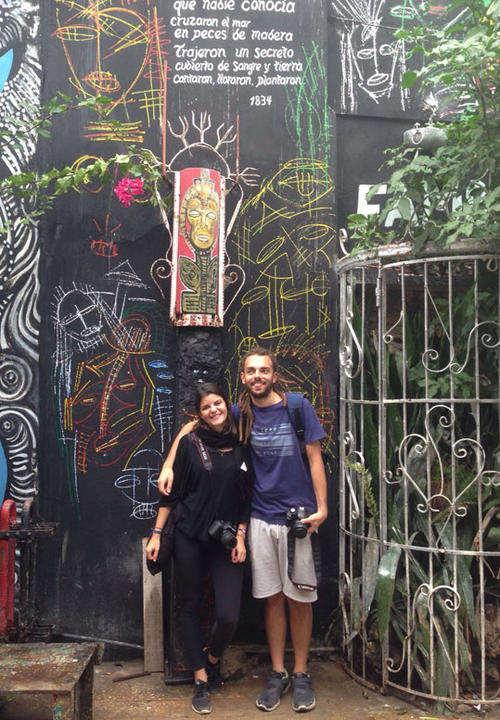 Estefanía González and Giuseppe Nigro in front of street art on Callejón de hamel.