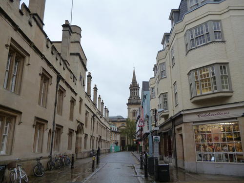 In the middle of town: Turl Street in typical rainy English weather, with the entrance to Lincoln College on the left and the tower of the impressive College Library at the centre.