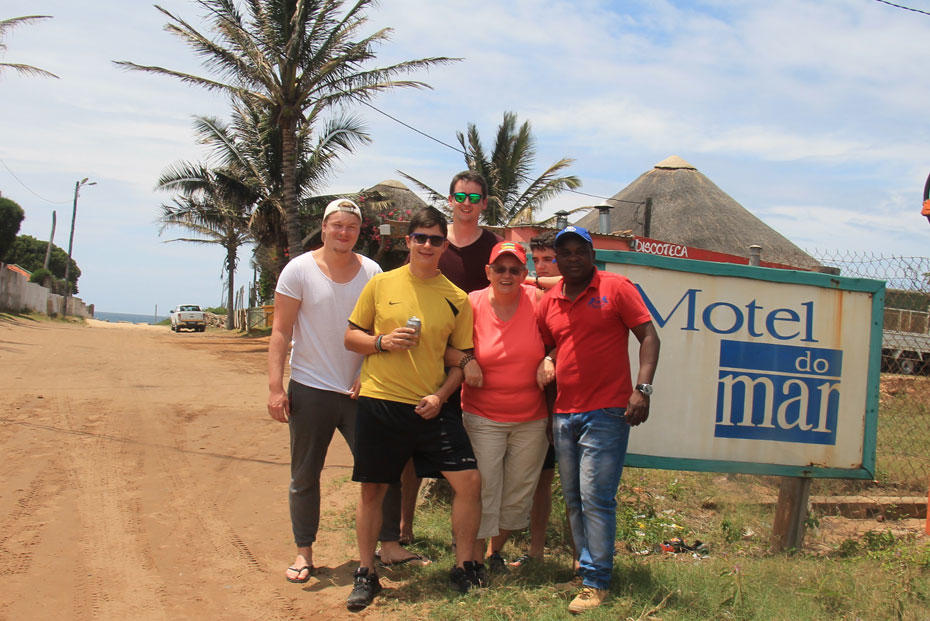 The apprentice IT specialists spent two weeks in Maputo to build a campus network at a higher education institution there. One last group photo, and then it was time to say goodbye.