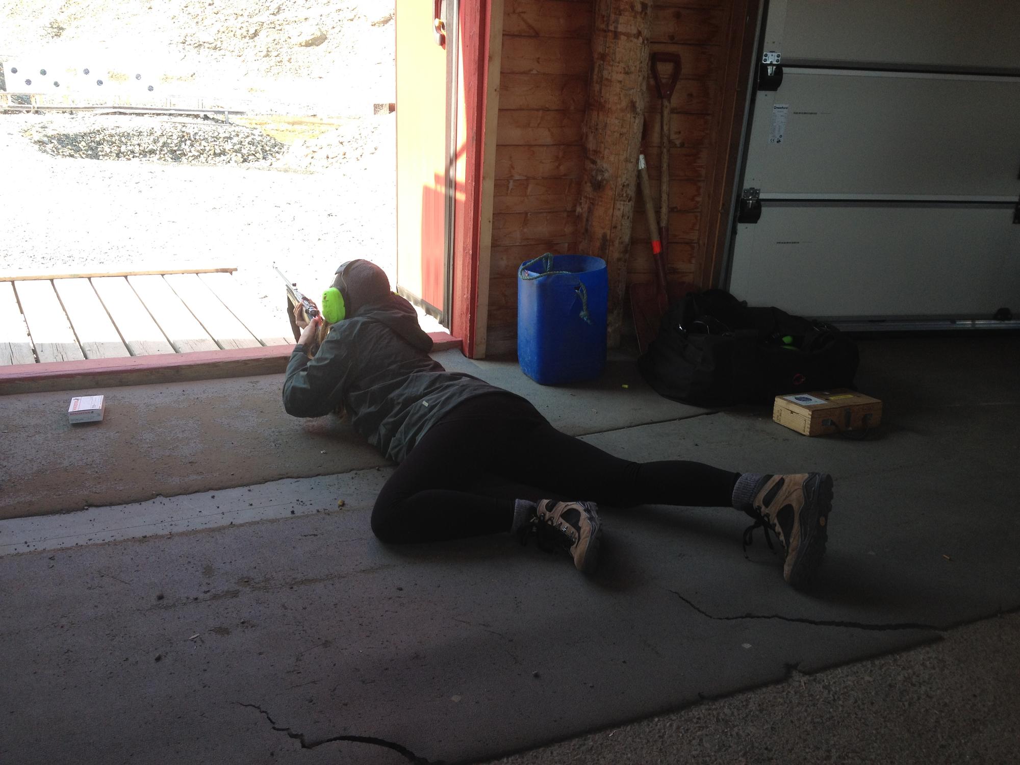 Survival training: To be able to defend herself against polar bears in an emergency, Janna practices shooting during her introductory week.