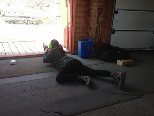 Survival training: To be able to defend herself against polar bears in an emergency, Janna practices shooting during her introductory week.