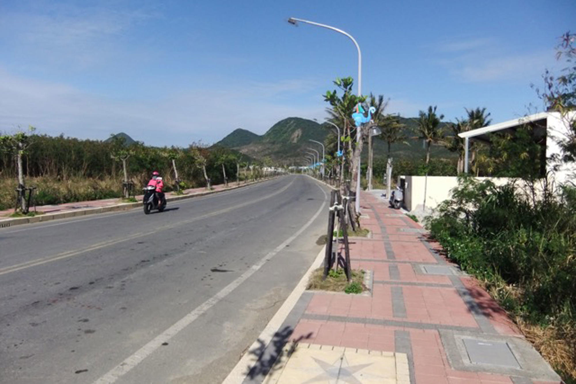 Nora Lessing starts out walking ...