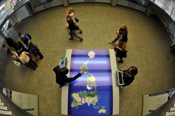 Freie Universität Berlin is now offering new funding for research activities involving former visiting researchers (Research Alumni) and junior researchers.