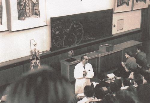 ...dass nur noch in den mittleren Stuhlreihen wenige Plätze frei waren."