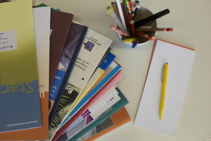 Unterlagen mit Stift und Papier