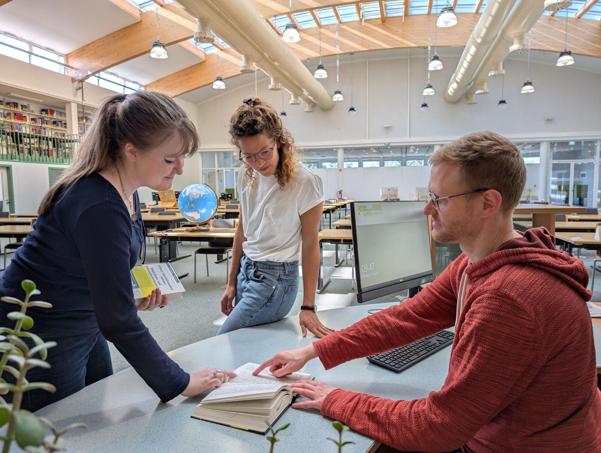 Consultation at the information desk