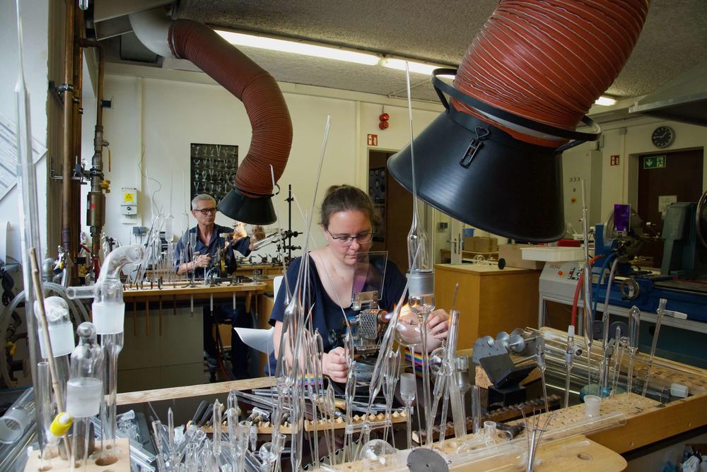Jesse Holloway und Dirk Busold fertigen viele Glasgeräte für die Labore des Fachbereichs Biologie, Chemie, Pharmazie von Hand.