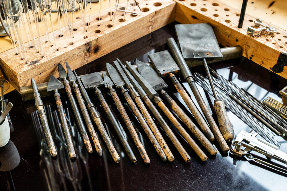 Graphitwerkzeug für Glasarbeiten: Die spitzen heißen Auftreiber, die flachen Kohleplatten.