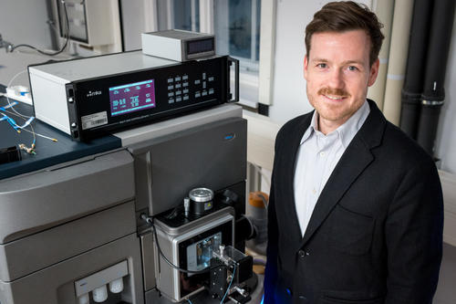 Prof. Dr. Kevin Pagel im Forschungslabor