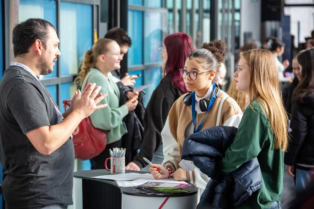 Erfrischend offen: Schülerinnen im Gespräch mit Fachleuten aus Universität und Schule.