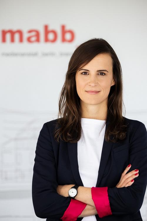 Die Direktorin der Medienanstalt Berlin-Brandenburg, Eva Flecken, spricht an der FU Berlin über die Verantwortung der Medien in der Demokratie.