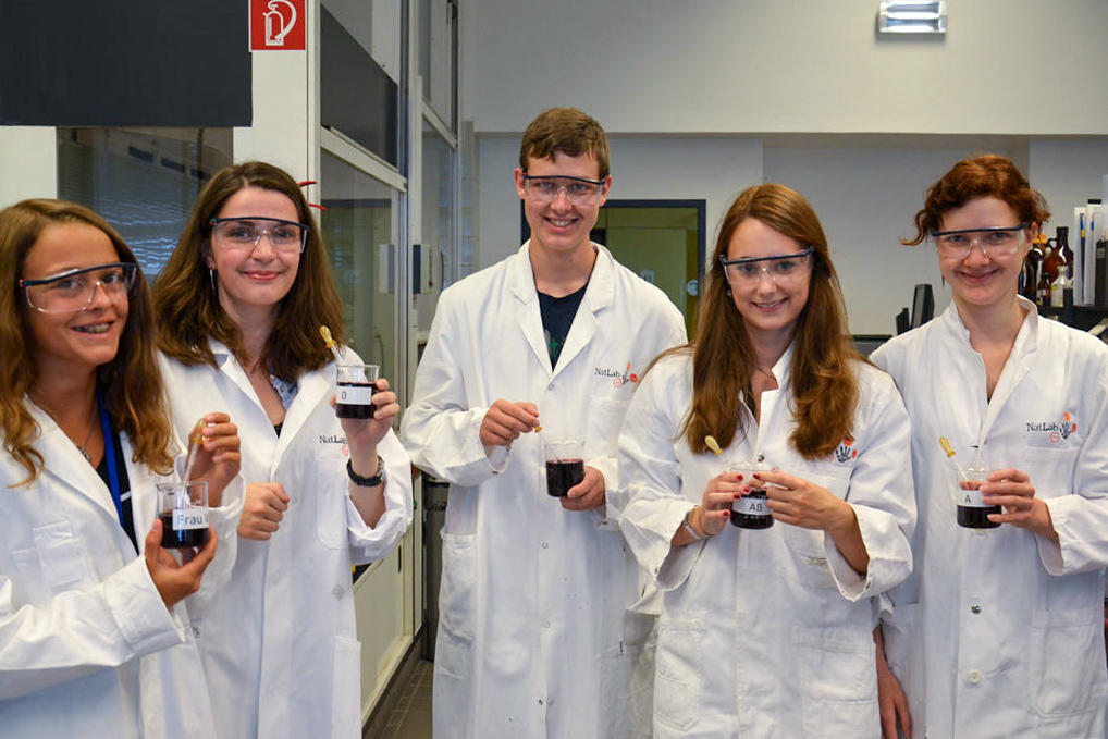 Berliner Schülerinnen und Schüler können im Sommer an der FU Berlin die MINT-SommerUni mit naturwissenschaftlichen Kursen und Vorträgen besuchen.