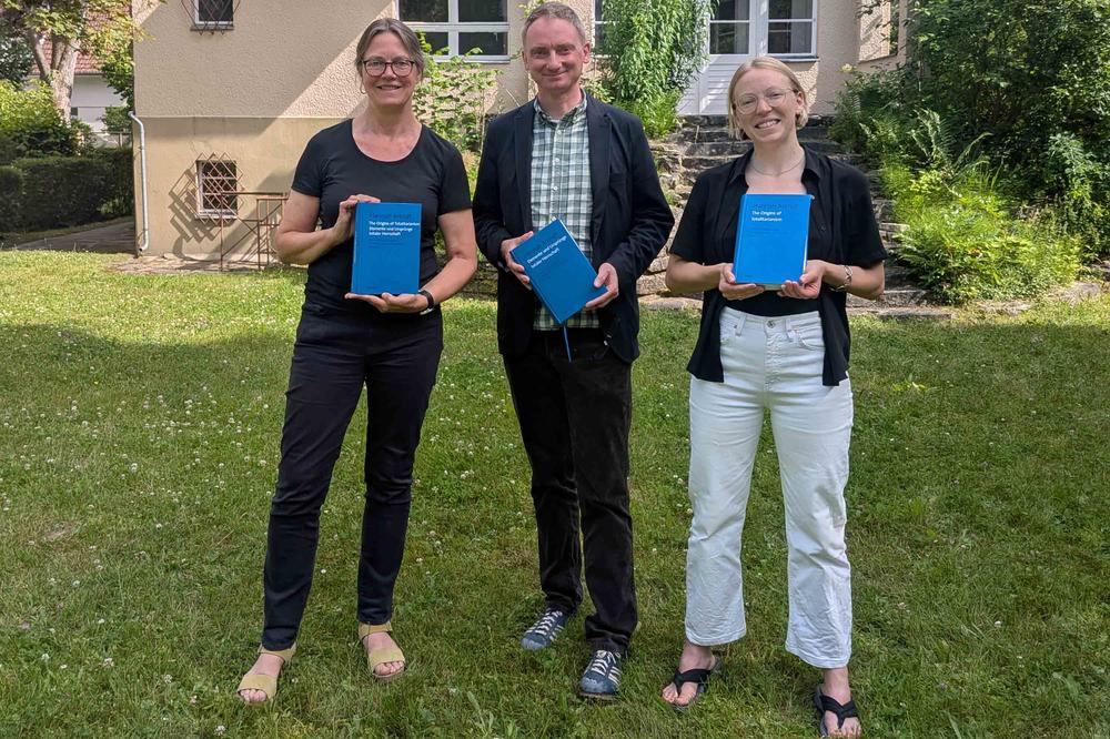 Prof. Dr. Annette Vowinckel (ZZF Potsdam), Dr. Ingo Kieslich und Elena Stingl (beide FU Berlin) präsentieren den neuen dreiteiligen Band der Hannah-Arendt-Gesamtausgabe