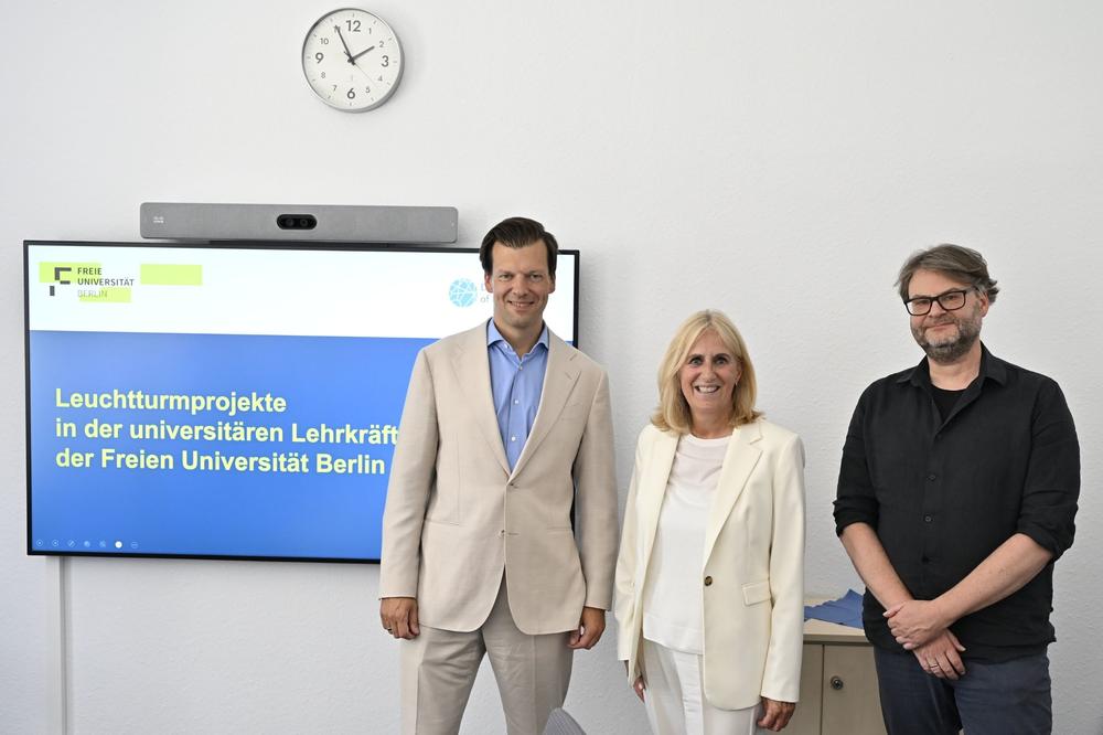 Austausch über videobasiertes Lernen in der Lehrkräftebildung: Dr. Henry Marx, Prof. Dr. Felicitas Thiel und Prof. Dr. Holger Gärtner (v. l. n. r.).
