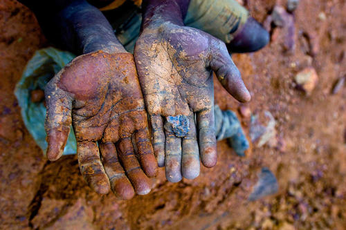 In den USA ansässige Firmen müssen seit Juli 2010 angeben, ob ihre Produkte Rohstoffe wie Zinn, Coltan, Gold oder Wolfram aus dem Kongo oder aus anderen Nachbarstaaten enthalten. In der EU wird eine ähnliche Vorschrift diskutiert.