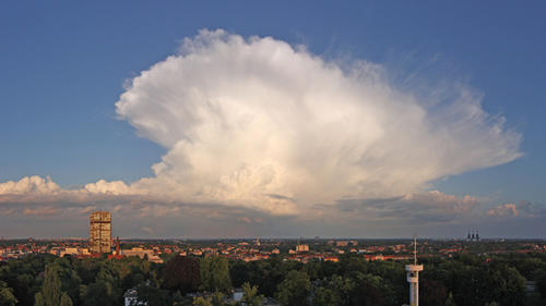 Meteorologen der Freien Universität zeichnen auf dem Steglitzer Fichtenberg das Berliner Wetter auf. Bis daraus eine Wettervorhersage wird, braucht es Mathematik, Rechnerleistung - und viel Erfahrung.