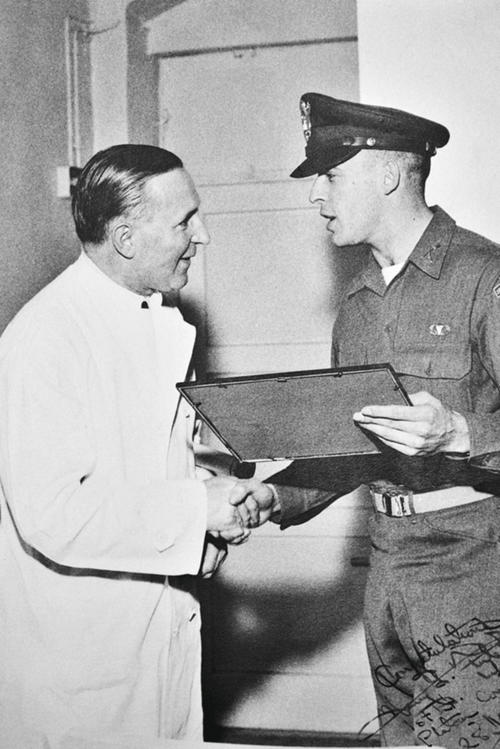 1952 gründete die Freie Universität ihre eigene tiermedizinische Fakultät, die Urkunde überreichte ein US-amerikanischer General dem damaligen Leiter der Fakultät, Professor Erwin Becker.