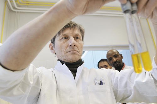 Reinhard Fries, Leiter des Instituts für Fleischhygiene und -technologie an der Freien Universität arbeitet mit seinem internationalen Team an der Verbesserung der Biosicherheit.