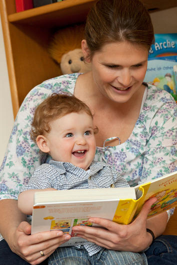 Je früher Eltern ihren Kindern Geschichten vortragen, desto besser wird das Vokabular des Kindes, was sich wiederum nachweislich positiv auf spätere Schulleistungen auswirkt.
