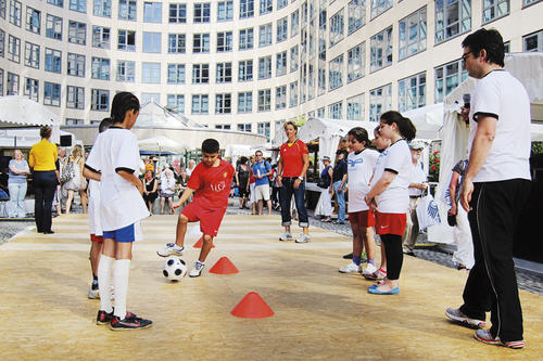 Soziale Kompetenzen fördern: Mit dem Programm „Fairplayer.Sport“ zeigten Schüler des Rütli-Campus’ zusammen mit dem Verein „PLAY!YA e. V.“, wie ein gerechter Umgang miteinander aussieht.