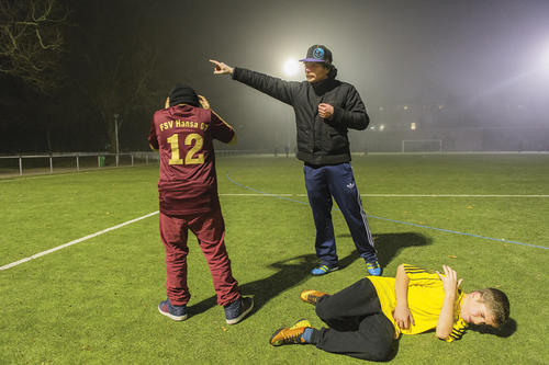 Bei den „Fairplayer“-Präventionsprogrammen lernen Lehrer, Sozialarbeiter und Sporttrainer von Experten, welche Maßnahmen sie im Alltag anwenden können.