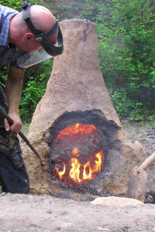 Den Rennofen zur Eisenverhüttung baute Markolf Brumlich im Garten des Instituts für Prähistorische Archäologie der Freien Universität nach. Schnell war klar: Die Eisenverhüttung muss damals eine schwere Arbeit gewesen sein.