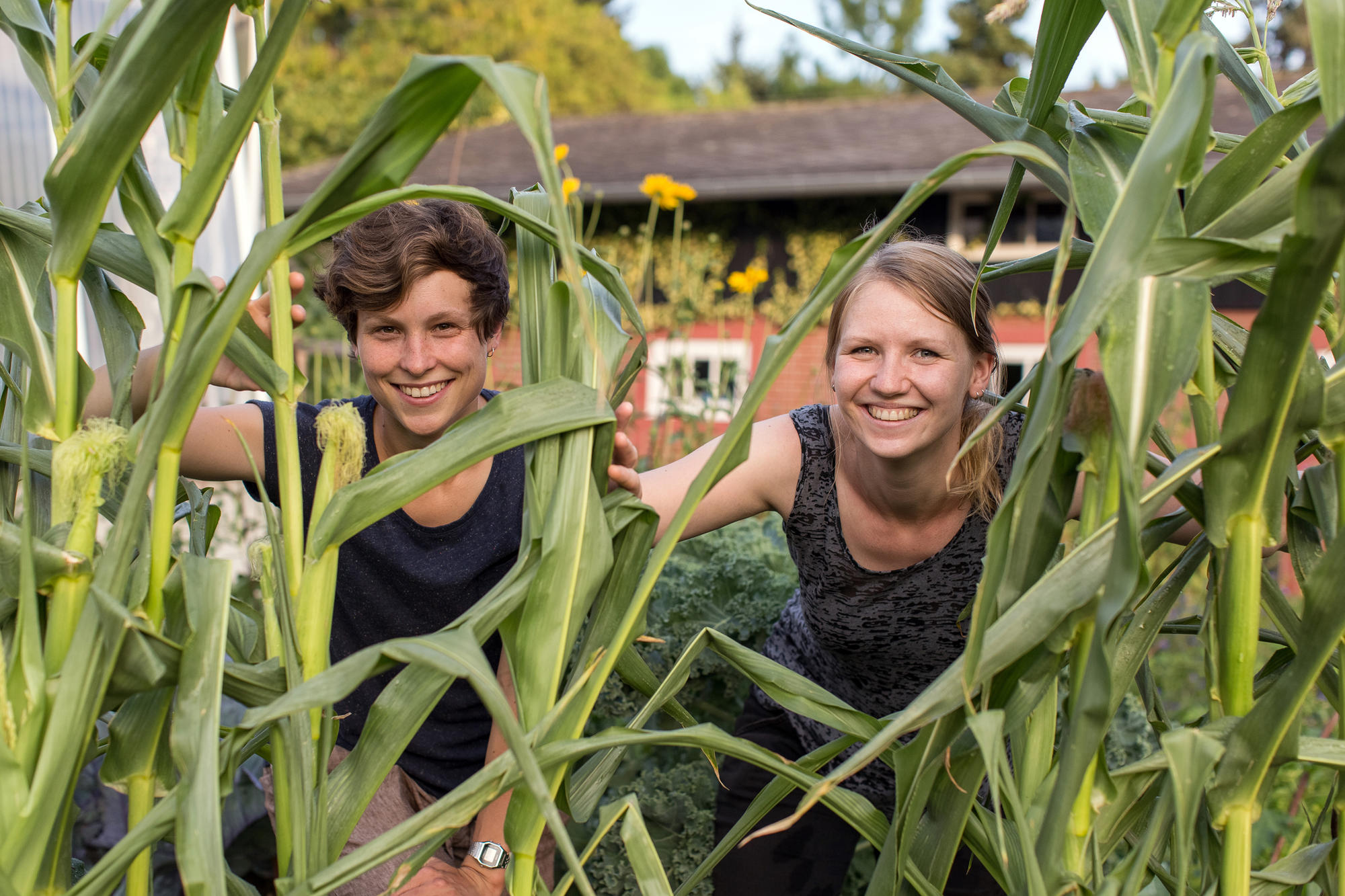 Machen mit bei SUSTAIN IT!: Die Studentinnen Janine Beyert und Anne Schindhelm (rechts), die das Projekt „UniGardening“ mit initiiert hatten.