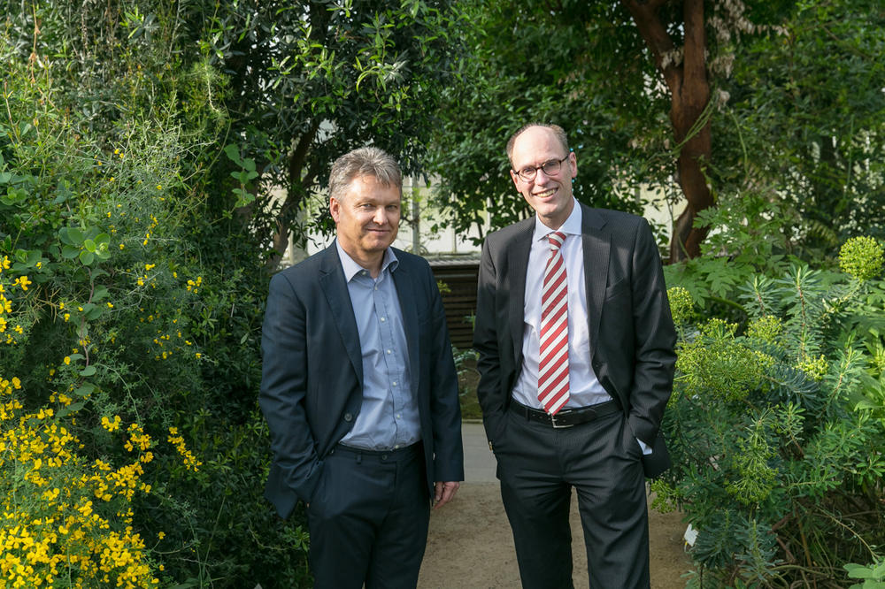 Gemeinsam für mehr Nachhaltigkeit: Stabsstellenleiter Andreas Wanke (links) und der Präsident der Freien Universität, Professor Peter-André Alt, im Botanischen Garten der Hochschule, dem drittgrößten seiner Art weltweit.