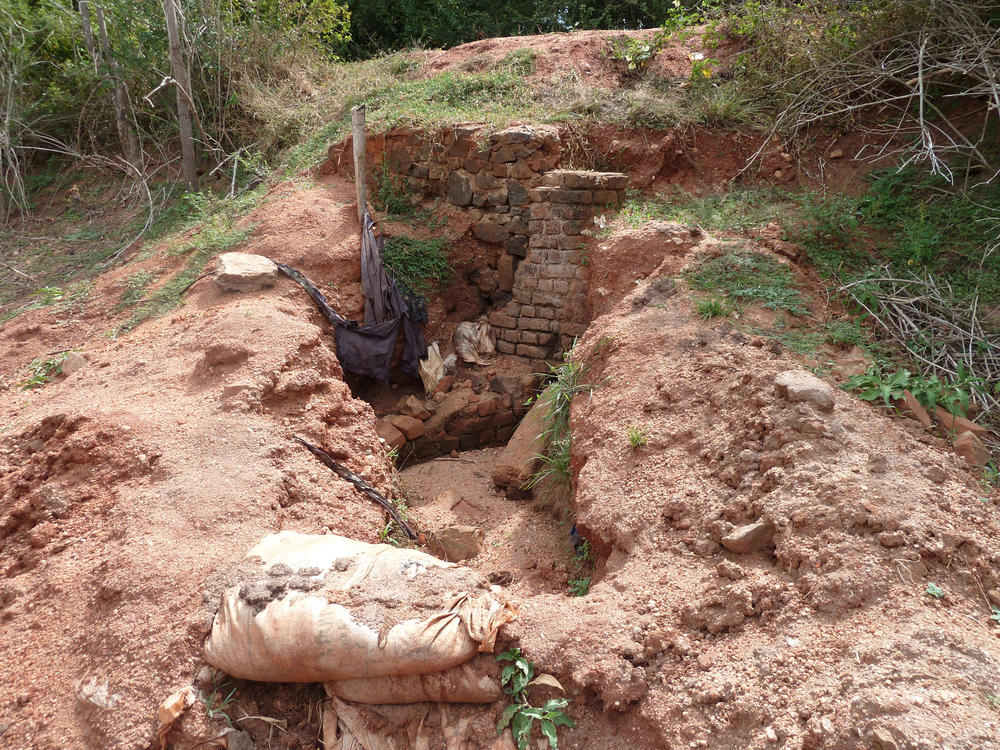 Nicht im allerbesten Zustand: Eine alte Staumauer und Schleuse in einem Wasserreservoir nördlich der Stadt Anuradhapura.