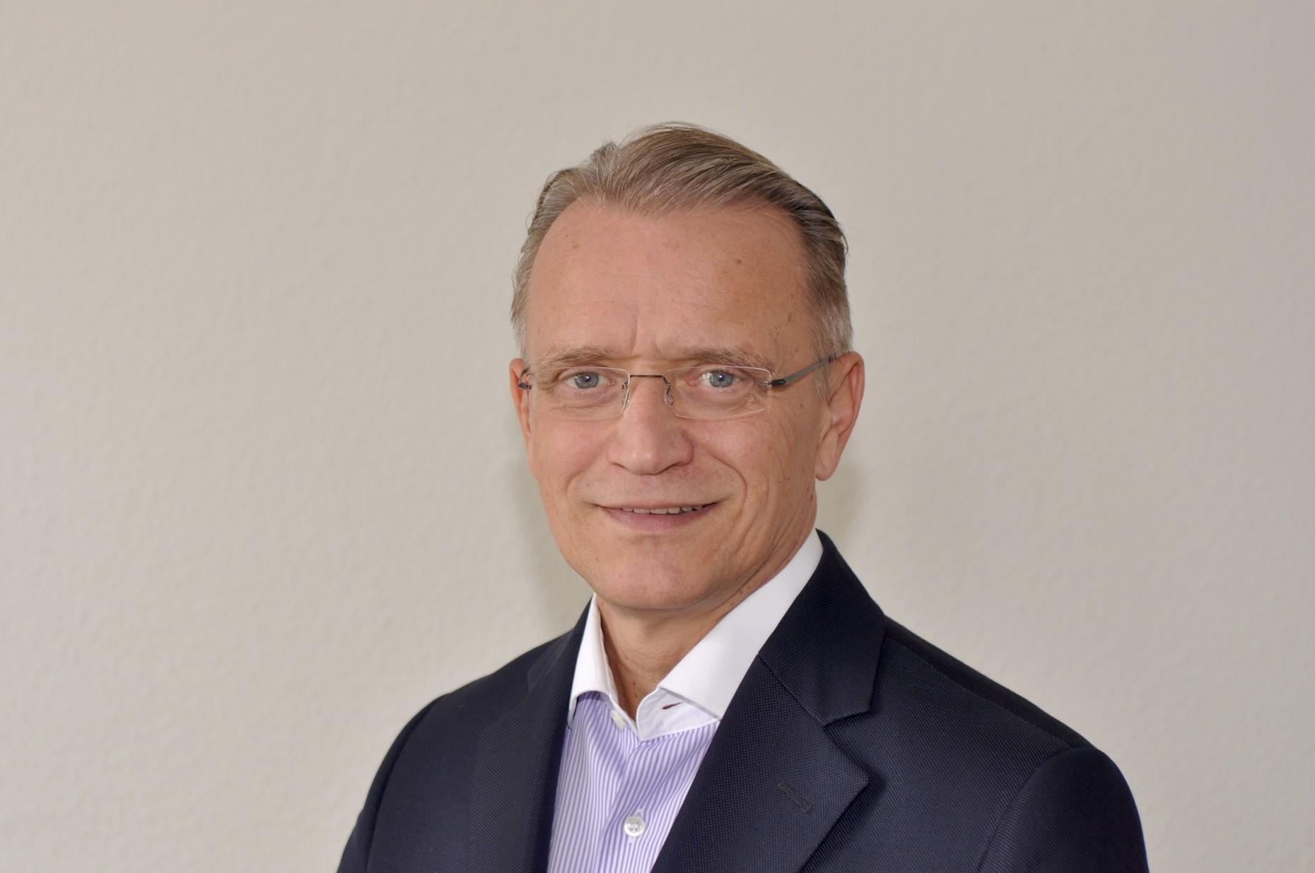 Ingo Kahle blickt zurück auf ein langjährige Karriere als Journalist. Bekannt ist vor allem seine Radiosendung „Zwölfzweiundzwanzig – Zu Gast bei Ingo Kahle“.