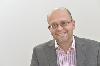 Aufgrund seiner Schnelllebigkeit ist das Gerücht Jürgen Brokoff zufolge eine „eher literaturferne Kommunikationsform, die kaum zwischen zwei Buchdeckel passt“.